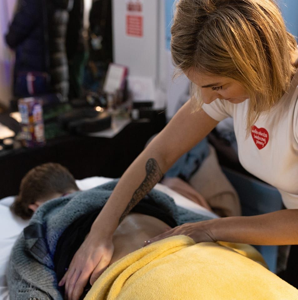KAMI therapist giving a therapeutic massage